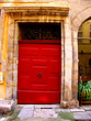 Porte rouge sur façade de pierre ancienne, Lyon, France