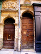 Petites portes anciennes sur façade de pierre, Lyon, France