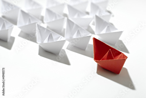 Foto: isolated leader paper ship isolated leader paper ship