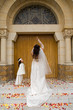 la mariée lance le bouquet