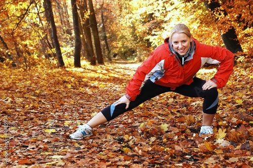 Foto: Young, beautiful woman stretching in the park Young, beautiful woman stretching in the park