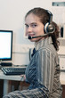 Jeune fille avec casque audio et micro