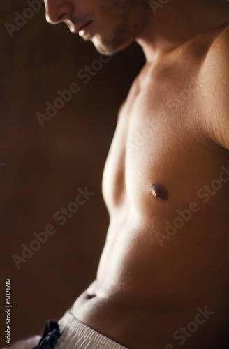 Photo: corps torse nu et abdos de jeune homme sportif musclé sexy corps torse nu et abdos de jeune homme sportif musclé sexy