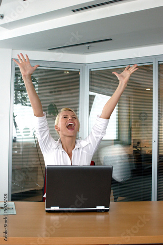 Frau mit Computer
