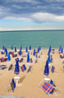 Spiaggia con ombrelloni chiusi per temporale