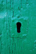 ojo de cerradura en puerta verde