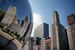 Wolkenkratzer-Spieglung im Millenium Park in Chicago
