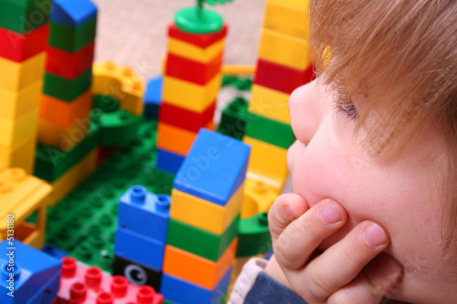 Foto: CHILD WITH TOY BLOCKS CHILD WITH TOY BLOCKS