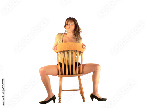 Photo: femme sexy jambes ecartées sur chaise femme sexy jambes ecartées sur chaise