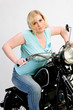 Hübsche Frau auf altem Motorrad Hübsche Frau auf altem Motorrad
