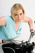 Hübsche Frau auf altem Motorrad Hübsche Frau auf altem Motorrad