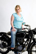 Hübsche Frau auf altem Motorrad Hübsche Frau auf altem Motorrad