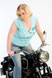 Hübsche Frau auf altem Motorrad Hübsche Frau auf altem Motorrad