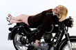 Hübsche Frau auf altem Motorrad