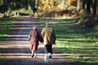 couple de personnes agées qui se proménent dans la forêt