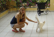 Fille avec le chat blanc