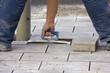 Arbeiter verlegt Gehwegplatten