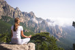 femme faisant du yoga à la montagne
