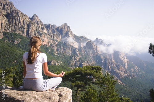 femme faisant du yoga à la montagne