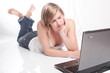 jeune femme ordinateur 5