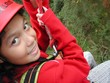 Kind beim Klettern im Kletterpark