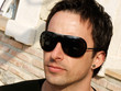 Hombre con las gafas de sol