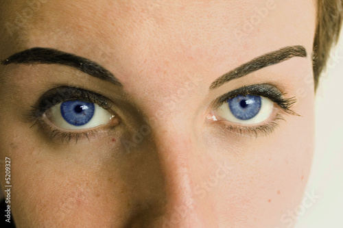 yeux bleus fixés