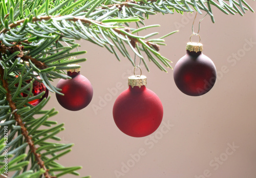 tannenzweig mit christbaumkugeln