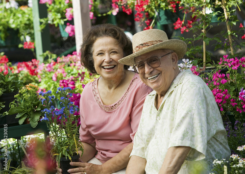 Foto: Senior Couple Shopping for Plants Senior Couple Shopping for Plants