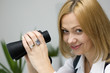 Frau mit Fernglas