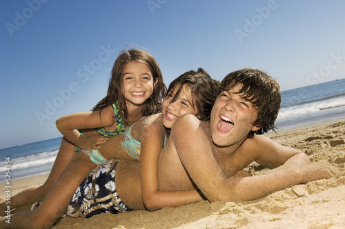 Foto: Children in swimwear playing on beach Children in swimwear playing on beach