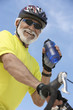 Foto: Cyclist drinking from bottle of water, portrait, low angle view Cyclist drinking from bottle of water, portrait, low angle view