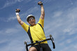 Foto: Cyclist riding bicycle and cheering, portrait, low angle view Cyclist riding bicycle and cheering, portrait, low angle view