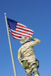Foto: Soldier saluting United States flag, outdoors, low angle view Soldier saluting United States flag, outdoors, low angle view