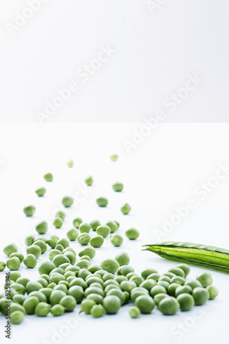 Foto: Group of loose peas with empty pea pod, close-up Group of loose peas with empty pea pod, close-up