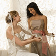 Foto: Bridesmaid holding bride's veil. Bridesmaid holding bride's veil.