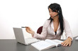 Mujer profesional trabajando en laptop 2