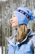 Foto: attractive smiling blond woman wearing blue ski clothing. attractive smiling blond woman wearing blue ski clothing.