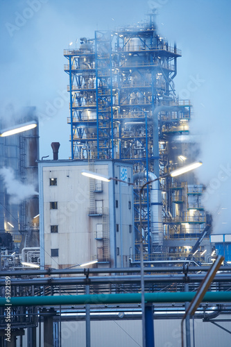 Foto: Oil refinery with lights Oil refinery with lights