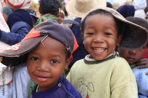 Foto: portaits d'enfants avec une casquette portaits d'enfants avec une casquette