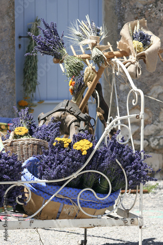 Photo: composition florale : bouquet de lavande en Provence composition florale : bouquet de lavande en Provence