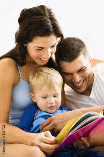 Foto: Family reading. Family reading.