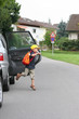 Kind läuft vor Auto