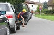Foto: Kind läuft vor Auto Kind läuft vor Auto