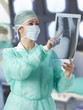 Foto: docto in surgery looking at patient x-ray docto in surgery looking at patient x-ray