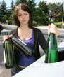 Junge frau sammelt Altglas