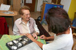 Pflegerin mit Seniorin