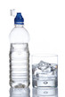 Photos : mineral water with droplets reflected on white background