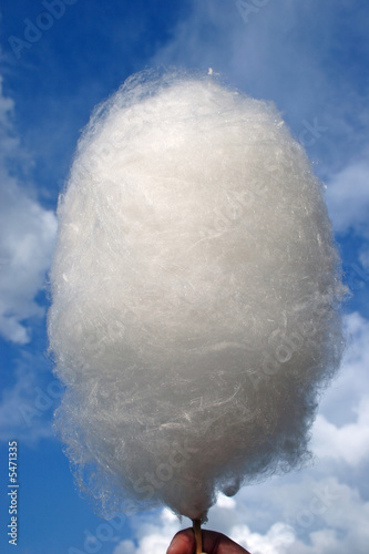 Foto: Zuckerwatte hochgehalten. Himmel als Hintergrund Zuckerwatte hochgehalten. Himmel als Hintergrund