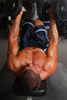 Foto: A muscular bodybuilder lifting weights A muscular bodybuilder lifting weights
